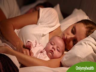 शिशु को सुलाती हैं अपने साथ तो ध्यान रखें ये 5 बातें